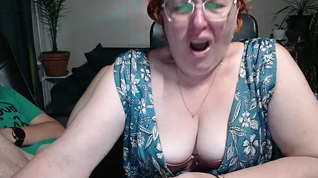 Snapshot of JoannaAndNeighbour chatting on 10/11/25, 08:35 JoannaAndNeighbour online show from 10/11/25, 08:35
