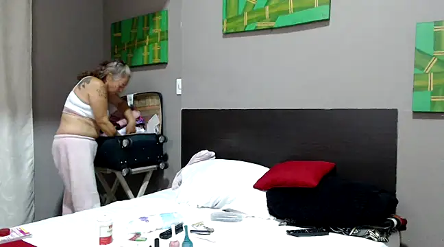 Snapshot of marinadenoche chatting on 02/15/25, 12:37 marinadenoche online show from 02/15/25, 12:37