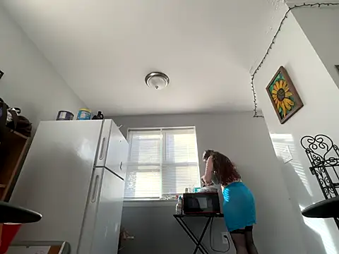 Snapshot of Snowbunnycake_131 chatting on 10/28/25, 08:00 Snowbunnycake 131 online show from 10/28/25, 08:00