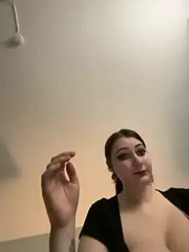 Snapshot of Snowbunnycake_131 chatting on 10/29/25, 10:11 Snowbunnycake 131 online show from 10/29/25, 10:11