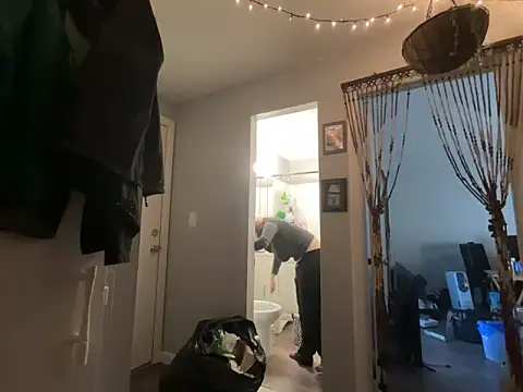 Snapshot of Snowbunnycake_131 chatting on 11/11/25, 11:27 Snowbunnycake 131 online show from 11/11/25, 11:27