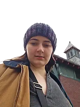 Snapshot of Snowbunnycake_131 chatting on 11/13/25, 01:43 Snowbunnycake 131 online show from 11/13/25, 01:43