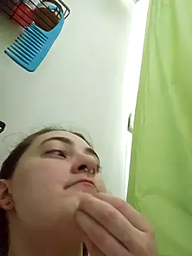 Snapshot of Snowbunnycake_131 chatting on 11/14/25, 10:14 Snowbunnycake 131 online show from 11/14/25, 10:14