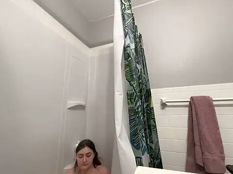 Snapshot of Snowbunnycake_131 chatting on 11/21/25, 02:16 Snowbunnycake 131 online show from 11/21/25, 02:16