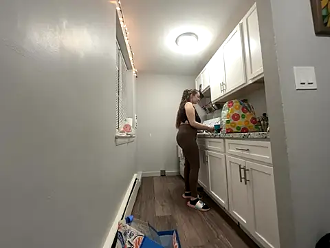 Snapshot of Snowbunnycake_131 chatting on 11/22/25, 02:43 Snowbunnycake 131 online show from 11/22/25, 02:43