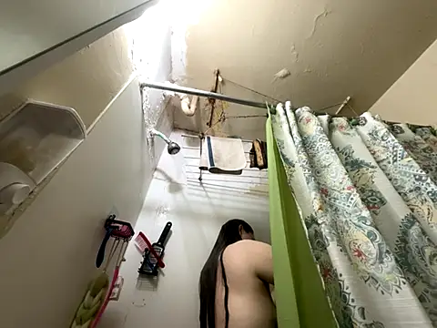 Snapshot of Snowbunnycake_131 chatting on 11/29/25, 01:36 Snowbunnycake 131 online show from 11/29/25, 01:36