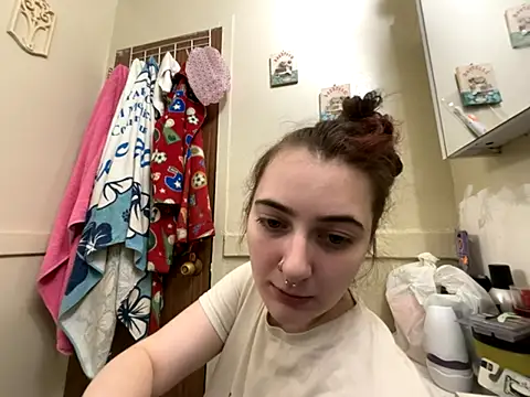 Snapshot of Snowbunnycake_131 chatting on 11/30/25, 03:05 Snowbunnycake 131 online show from 11/30/25, 03:05