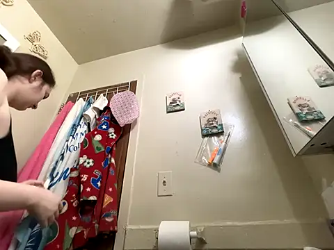 Snapshot of Snowbunnycake_131 chatting on 12/03/25, 06:10 Snowbunnycake 131 online show from 12/03/25, 06:10