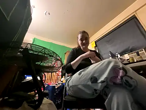 Snapshot of Snowbunnycake_131 chatting on 12/15/25, 02:16 Snowbunnycake 131 online show from 12/15/25, 02:16