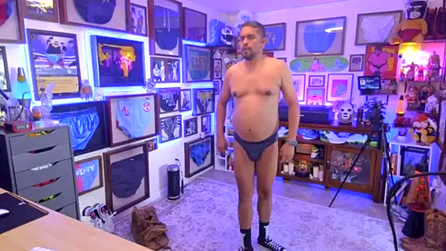 Snapshot of Briefs_bud chatting on 11/27/25, 08:11 Briefs bud online show from 11/27/25, 08:11