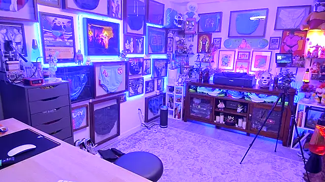 Snapshot of Briefs_bud chatting on 11/30/25, 03:32 Briefs bud online show from 11/30/25, 03:32