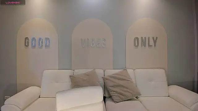 NiaHolland online show from 10/12/25, 06:07