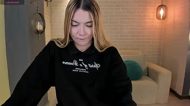 NiaHolland online show from 10/26/25, 06:14