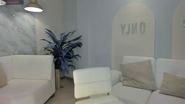 NiaHolland online show from 02/15/26, 10:50