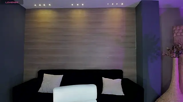 NiaHolland online show from 04/23/26, 06:10