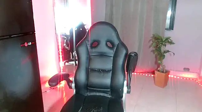 Snapshot of Ariana_girlhots chatting on 02/23/25, 05:45 Ariana girlhots online show from 02/23/25, 05:45