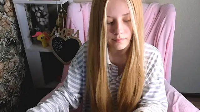 Snapshot of sarakaell chatting on 07/11/26, 02:25 sarakaell online show from 07/11/26, 02:25
