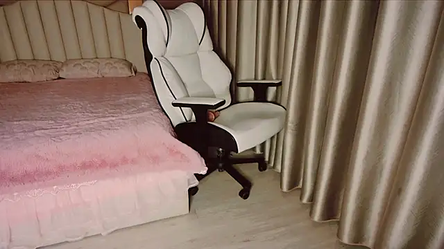 Snapshot of Girl__Funny chatting on 12/28/24, 08:04 Girl  Funny online show from 12/28/24, 08:04