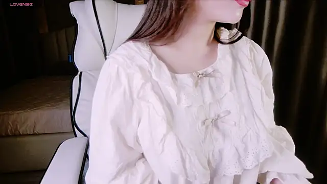 Snapshot of Girl__Funny chatting on 03/03/25, 06:12 Girl  Funny online show from 03/03/25, 06:12