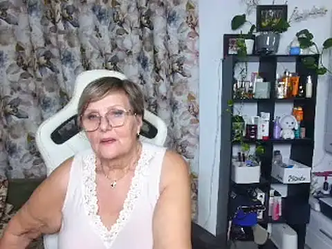 Snapshot of Selenna57 chatting on 12/17/24, 04:12 Selenna57 online show from 12/17/24, 04:12