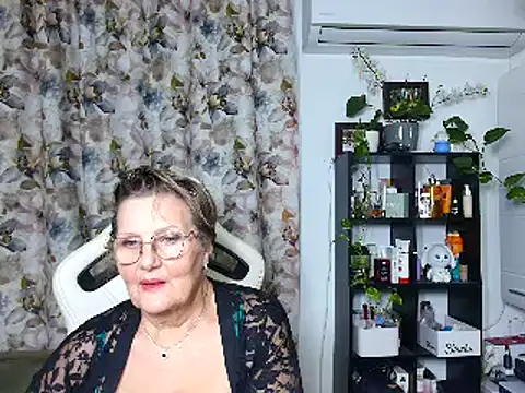 Snapshot of Selenna57 chatting on 12/18/24, 02:10 Selenna57 online show from 12/18/24, 02:10