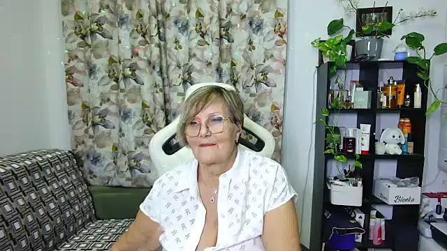 Snapshot of Selenna57 chatting on 12/27/24, 11:42 Selenna57 online show from 12/27/24, 11:42