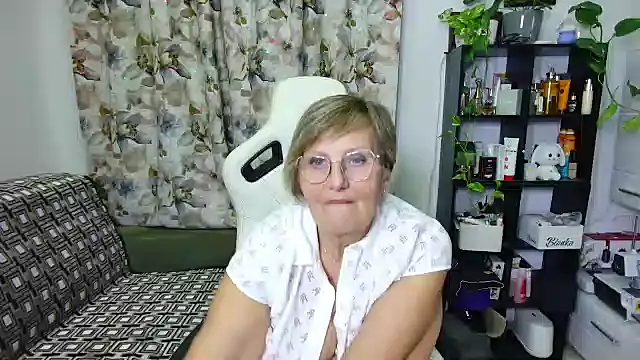 Snapshot of Selenna57 chatting on 12/28/24, 02:43 Selenna57 online show from 12/28/24, 02:43