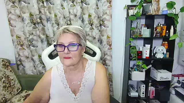 Snapshot of Selenna57 chatting on 02/01/25, 06:51 Selenna57 online show from 02/01/25, 06:51