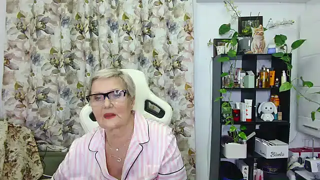 Snapshot of Selenna57 chatting on 02/13/25, 05:44 Selenna57 online show from 02/13/25, 05:44