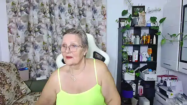 Snapshot of Selenna57 chatting on 02/24/25, 06:36 Selenna57 online show from 02/24/25, 06:36