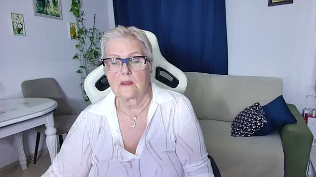 Snapshot of Selenna57 chatting on 04/09/26, 05:29 Selenna57 online show from 04/09/26, 05:29