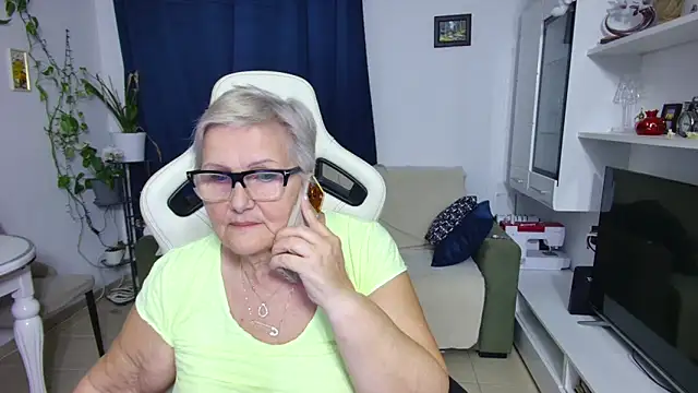 Snapshot of Selenna57 chatting on 04/19/26, 06:10 Selenna57 online show from 04/19/26, 06:10