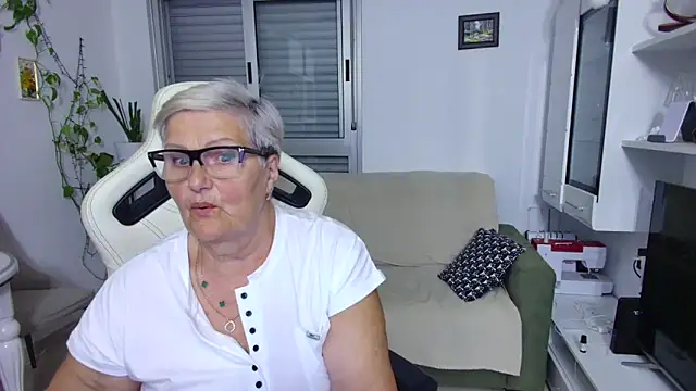 Snapshot of Selenna57 chatting on 05/19/26, 05:52 Selenna57 online show from 05/19/26, 05:52