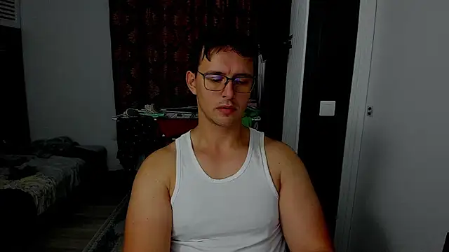Snapshot of sexxymuscles4u chatting on 10/13/25, 08:58 sexxymuscles4u online show from 10/13/25, 08:58