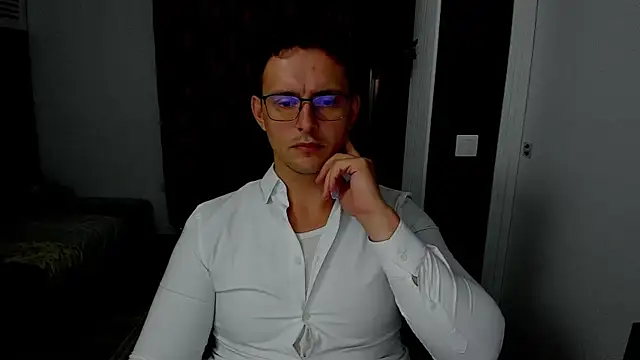 Snapshot of sexxymuscles4u chatting on 10/19/25, 01:01 sexxymuscles4u online show from 10/19/25, 01:01