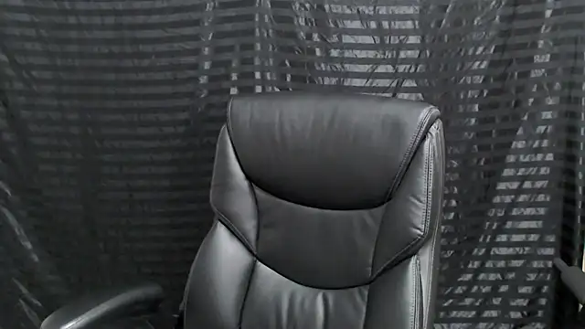 Snapshot of ThickD2C chatting on 12/14/24, 01:06 ThickD2C online show from 12/14/24, 01:06