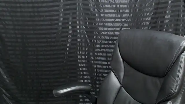 Snapshot of ThickD2C chatting on 12/16/24, 01:31 ThickD2C online show from 12/16/24, 01:31