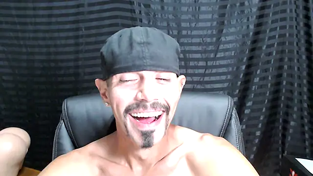 Snapshot of ThickD2C chatting on 03/01/25, 01:00 ThickD2C online show from 03/01/25, 01:00