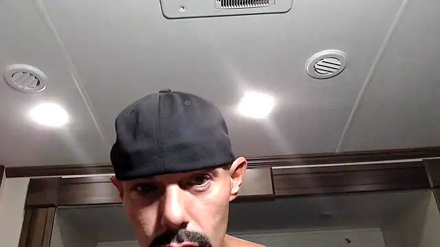 Snapshot of ThickD2C chatting on 09/21/25, 03:35 ThickD2C online show from 09/21/25, 03:35