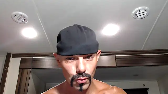 Snapshot of ThickD2C chatting on 09/28/25, 05:29 ThickD2C online show from 09/28/25, 05:29