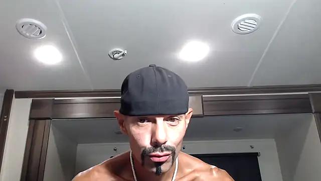 Snapshot of ThickD2C chatting on 10/31/25, 12:33 ThickD2C online show from 10/31/25, 12:33