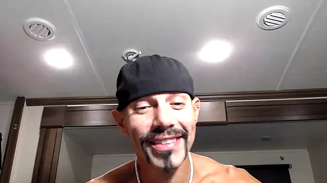 Snapshot of ThickD2C chatting on 11/26/25, 01:06 ThickD2C online show from 11/26/25, 01:06