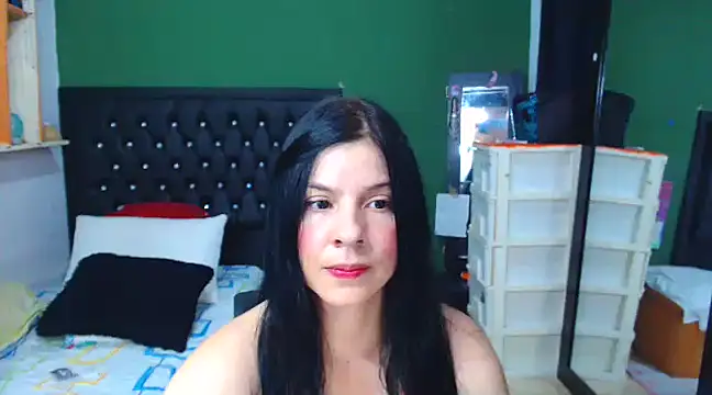 Snapshot of Estefani_32 chatting on 12/20/24, 08:23 Estefani 32 online show from 12/20/24, 08:23