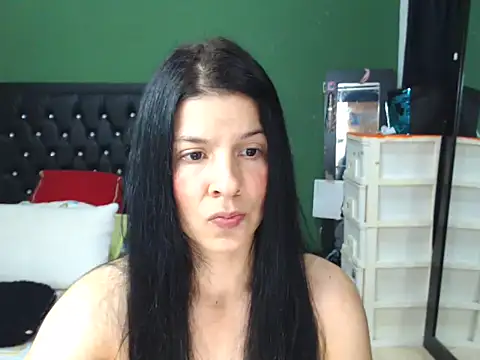 Snapshot of Estefani_32 chatting on 12/29/24, 04:19 Estefani 32 online show from 12/29/24, 04:19