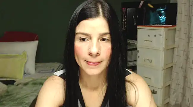 Snapshot of Estefani_32 chatting on 01/16/25, 06:27 Estefani 32 online show from 01/16/25, 06:27
