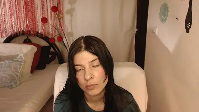 Snapshot of Estefani_32 chatting on 09/30/25, 04:34 Estefani 32 online show from 09/30/25, 04:34