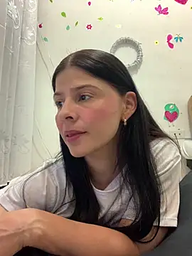 Estefani 32 online show from 04/12/26, 01:43