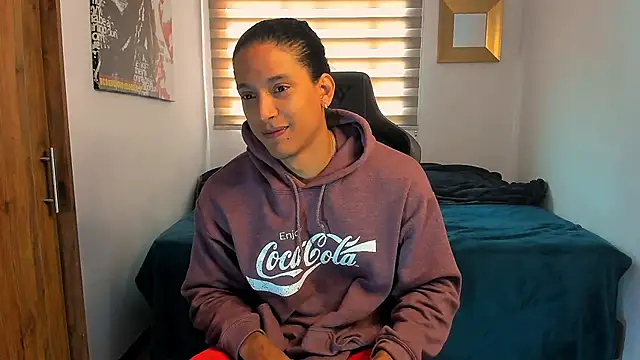 Snapshot of Liam_V chatting on 12/21/24, 03:20 Liam V online show from 12/21/24, 03:20