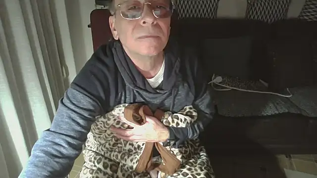 Snapshot of HETEREOMAN chatting on 12/15/25, 04:44 HETEREOMAN online show from 12/15/25, 04:44