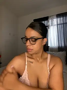 Snapshot of trianawhite chatting on 05/16/26, 04:50 trianawhite online show from 05/16/26, 04:50